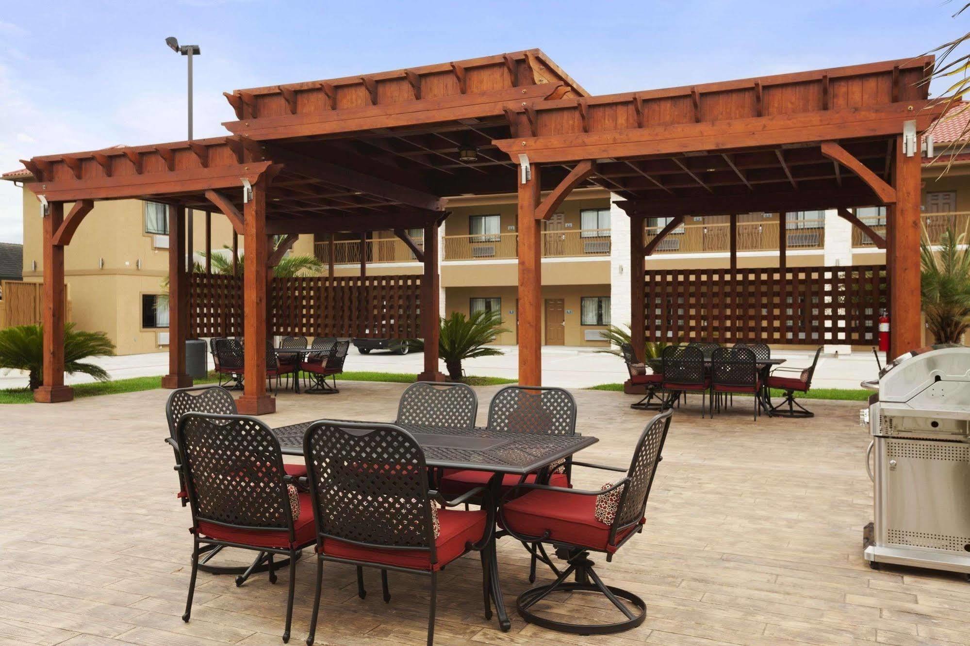 Westfield Days Inn & Suites By Wyndham Houston North-Spring المظهر الخارجي الصورة