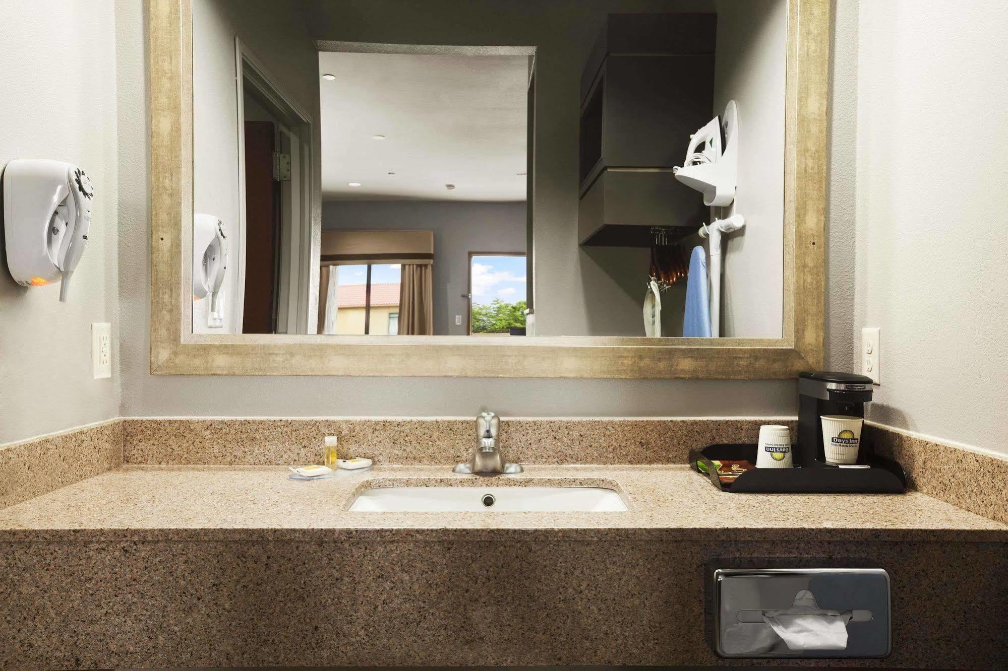 Westfield Days Inn & Suites By Wyndham Houston North-Spring المظهر الخارجي الصورة