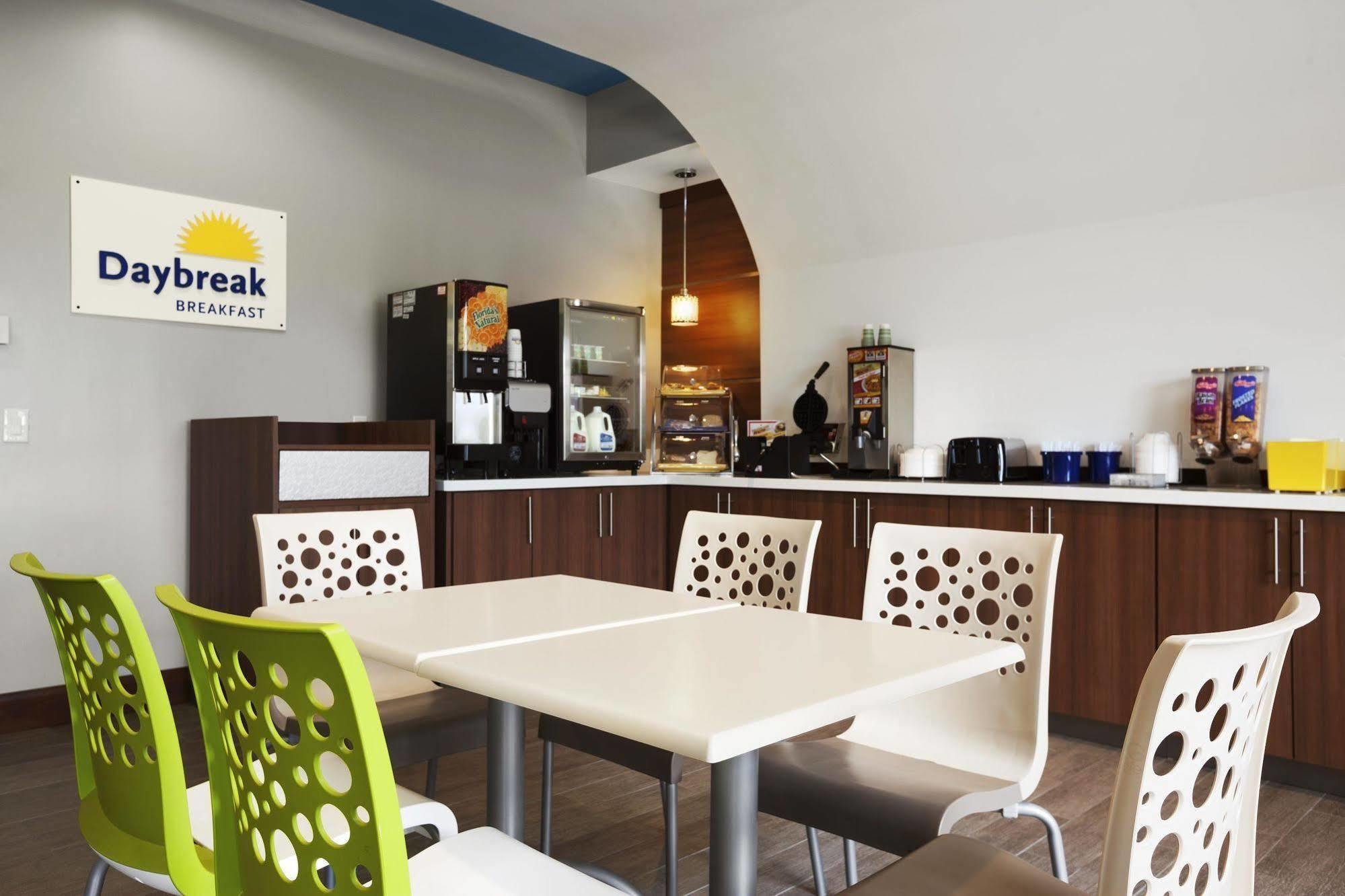 Westfield Days Inn & Suites By Wyndham Houston North-Spring المظهر الخارجي الصورة