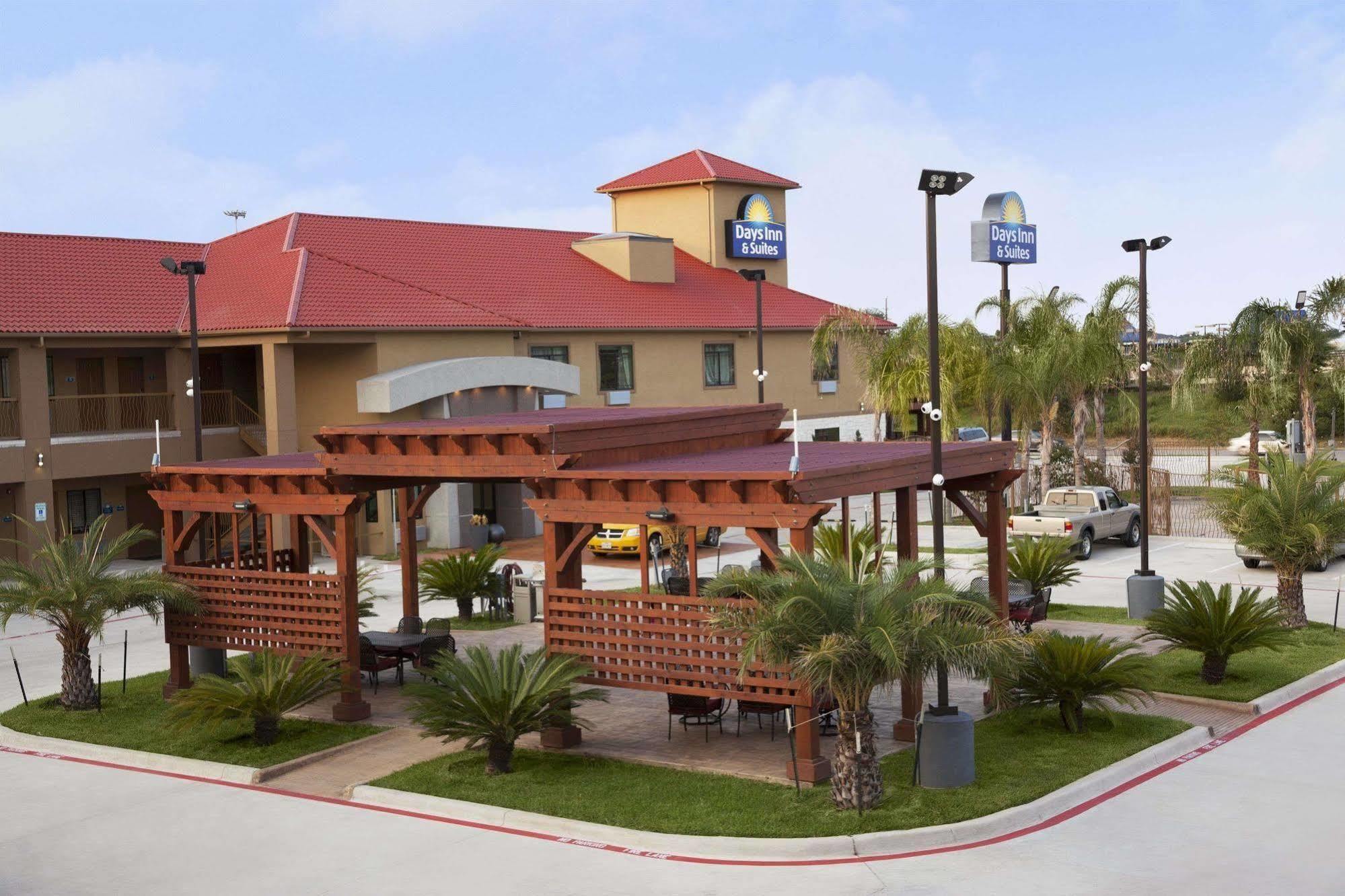 Westfield Days Inn & Suites By Wyndham Houston North-Spring المظهر الخارجي الصورة